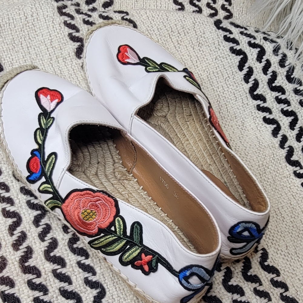 I am selling my pre-owned authentic Gucci shoe in a very good condition